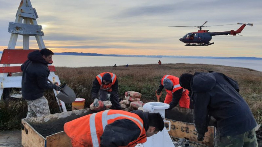 La labor estuvo a cargo de personal especialista en faros y contó con el apoyo de un helicóptero BO-105 Bolkow. Foto: Armada de Chile