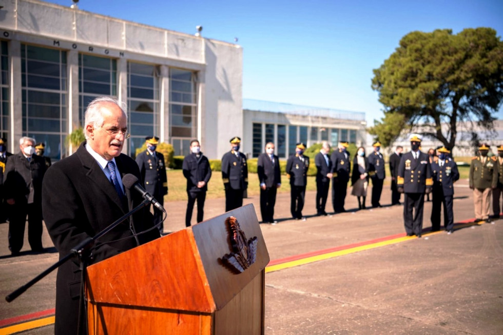 El ministro Taiana en la ceremonia del día de la Fuerza Aérea. Foto: Ministerio de Defensa