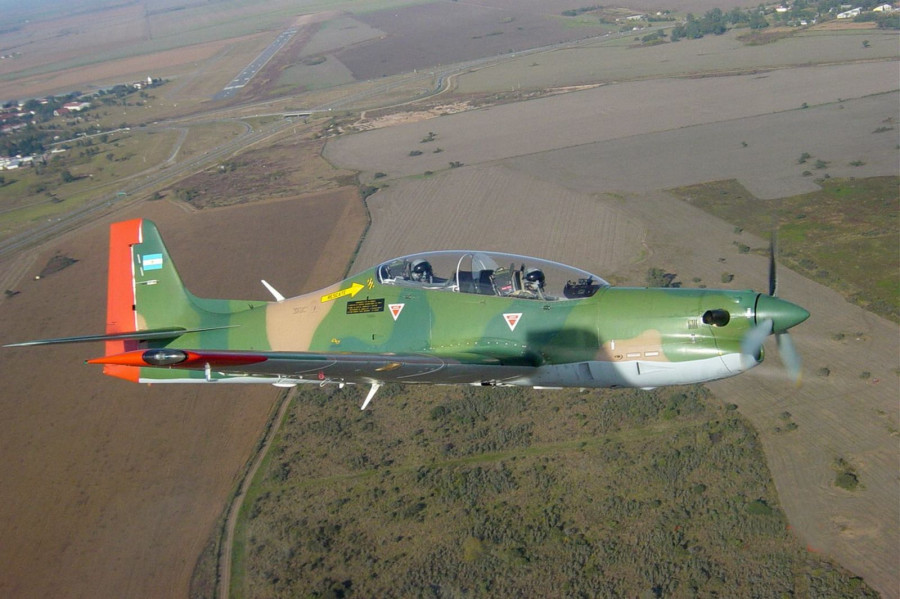 Un EMB-312 Tucano de la FAA. Foto: Dirección de Estudios Históricos de la FAA