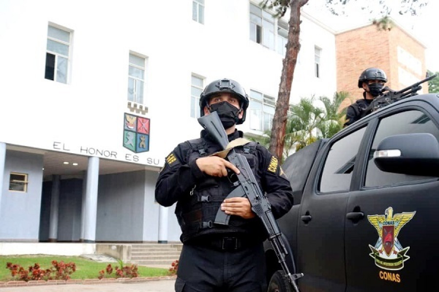 Efectivo del Conas frente a una camioneta Hillux. Foto: Guardia Nacional de Venezuela
