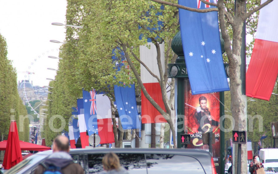 160427 campos eliseos paris banderas australia francia gines soriano forte01 1504x943