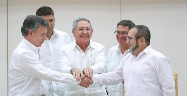 Raul Castro con Santos y Timochenko