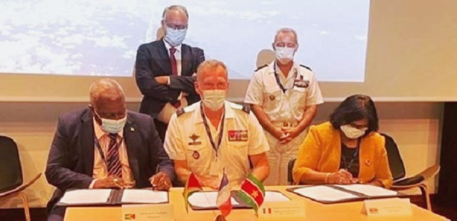 Los firmantes del acuerdo, primer ministro Phillips, general Colcombet y ministra Mathoera. Foto: Guyana DPI