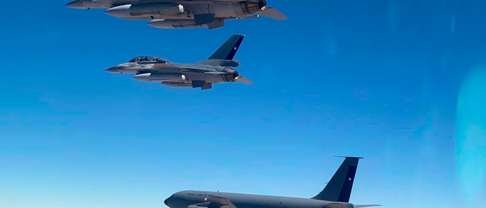 Un Boeing KC-135E reabastece a los aviones caza Lockheed Martin F-16 MLU. Foto: FACh