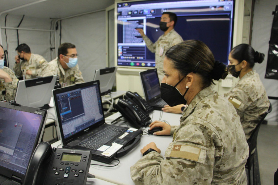 Operadores del sisteme Stomt-Baquedano en el ejercicio simulado de puestos de mando. Foto: Ejército de Chile