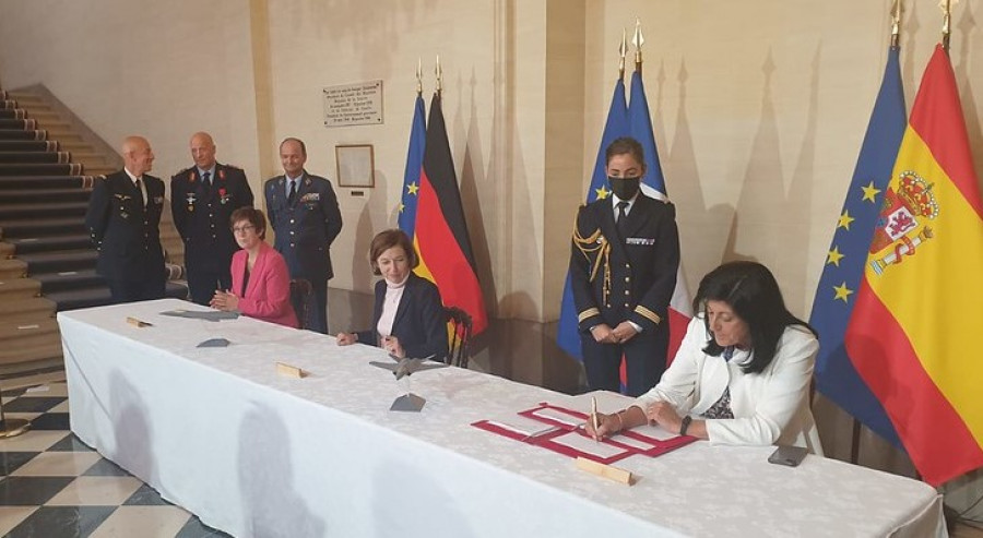 Firma del acuerdo en París. Foto: Ministerio de Defensa