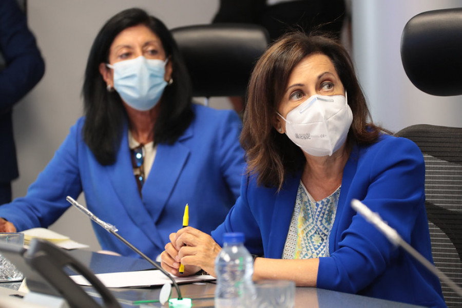 La ministra de Defensa, Margarita Robles, junto con la secretaria de Estado, Esperanza Casteleiro, en una visita a la UME. Foto: MDE