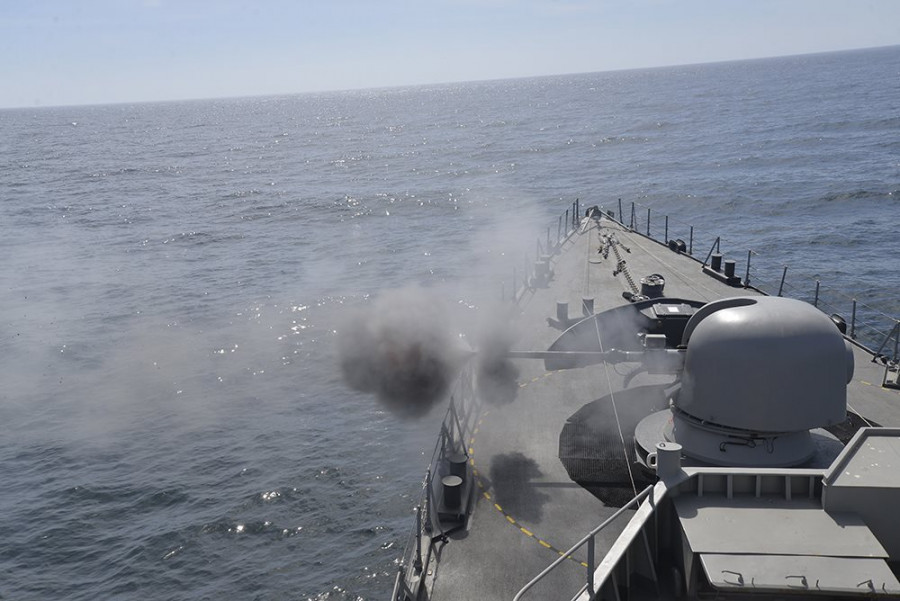 Disparo de una pieza naval de 76 mm de Leonardo. Foto: Armada de Chile