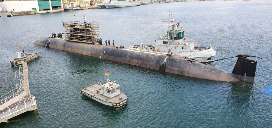 El submarino S-81 de regreso al agua tras su primera varada. Foto: Navantia