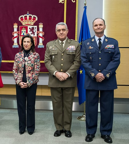 Los jefes de los Ejércitos y la Armada en la toma de posesión del almirante Calderón como Jemad. Foto: MDE