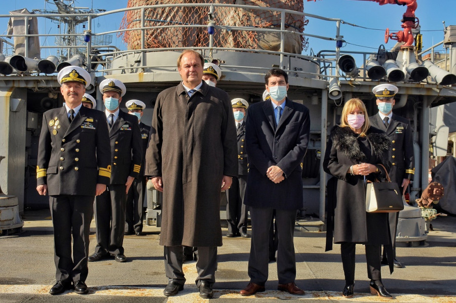 El Embajador Wollfarth junto a autoridades uruguayas. Foto: Armada Nacional de Uruguay