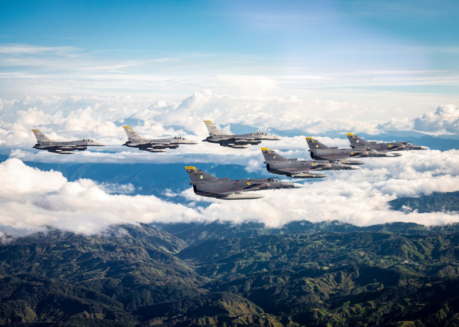 Aviones caza Kfir del Escuadrón de Combate 111 de la FAC y F-16 del 79th Expeditionary Fighter Squadron de la USAF. Foto: USAF