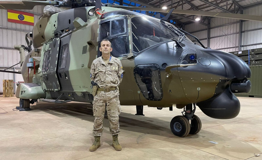 El comandante Miguel Ángel Rodríguez Macías, junto a un helicóptero NH90. Foto: EUTM Mali
