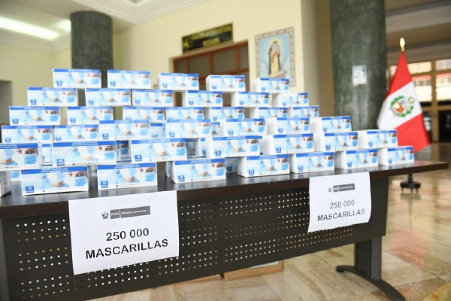 Parte del lote de mascarillas quirúrgicas donadas por Suiza. Foto: Ministerio del Interior del Perú