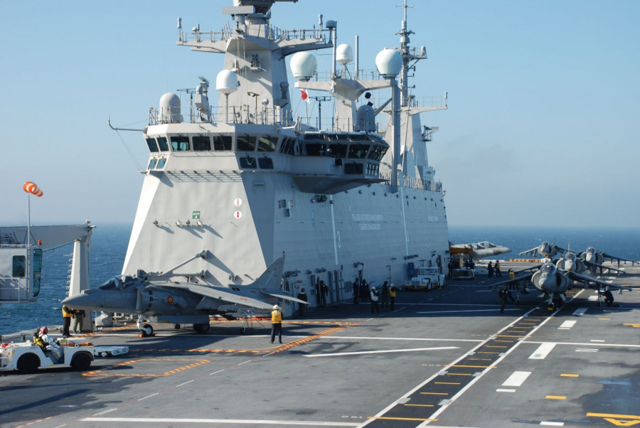 Cubierta del LHD Juan Carlos I con caza Harrier y vehículos de apoyo. Foto: Armada