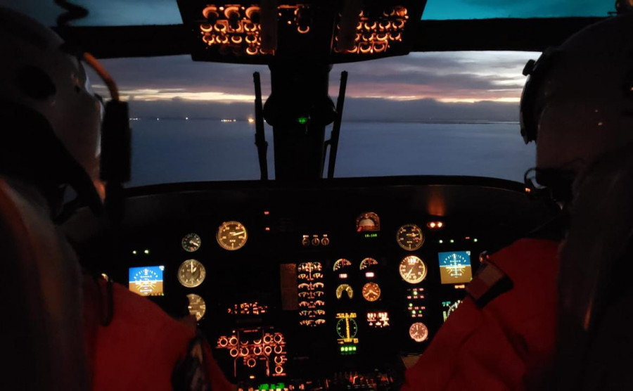 El helicóptero se configuró en su versión de evacuación médica y embarcó a dos enfermeros con equipamiento médico. Foto: Armada de Chile