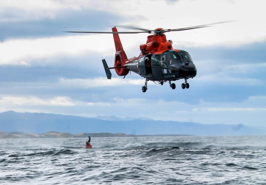 Los helicópteros del Escuadrón HU-1 desarrollan labores de rescate durante todo el año. Foto: Armada de Chile