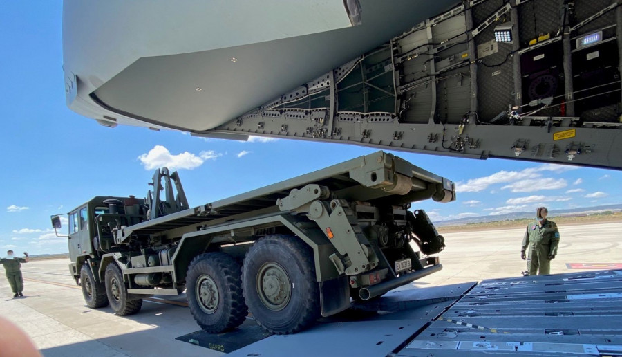 Pruebas de embarque del Vempar Iveco en el A400M. Foto: Ejército del Aire