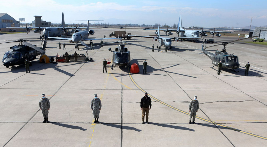 Las autoridades junto al material de vuelo de los Grupos 9, 10 y el SAF. Foto: Ministerio de Defensa Nacional de Chile