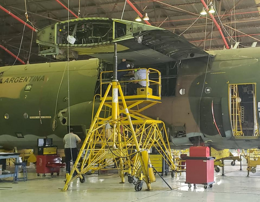 Tabajos sobre el Hercules de la Fuerza Aérea Argentina. Foto: Fadea
