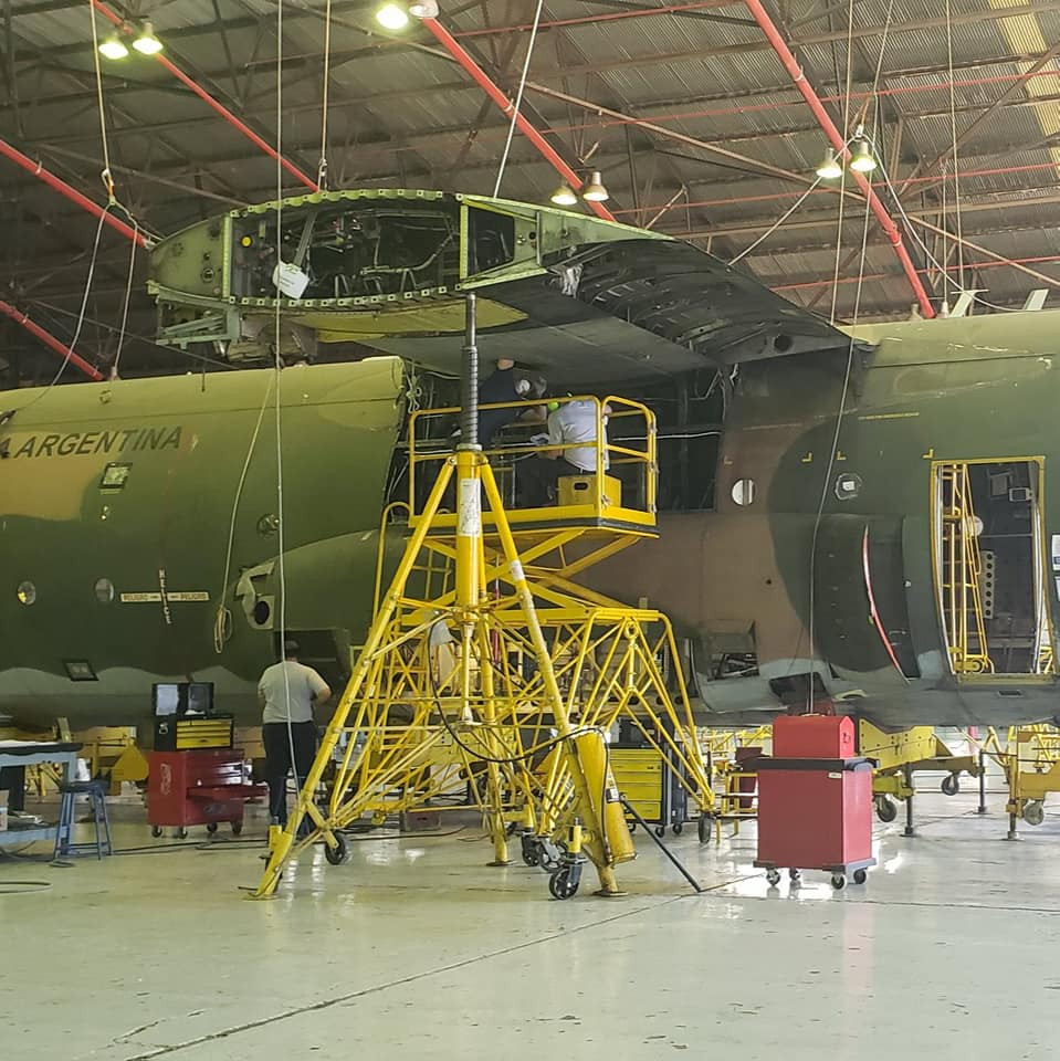 Tabajos sobre el Hercules de la Fuerza Aérea Argentina. Foto: Fadea