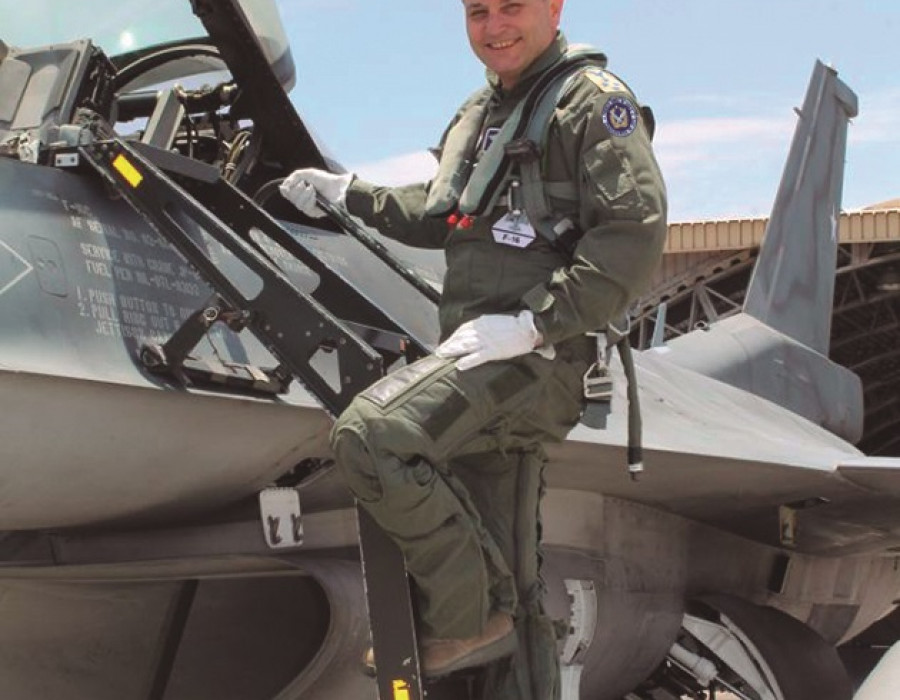 El comandante en jefe de la Fuerza Aérea de Chile, general Arturo Merino, junto a un F-16 Block 50. Foto: FACh