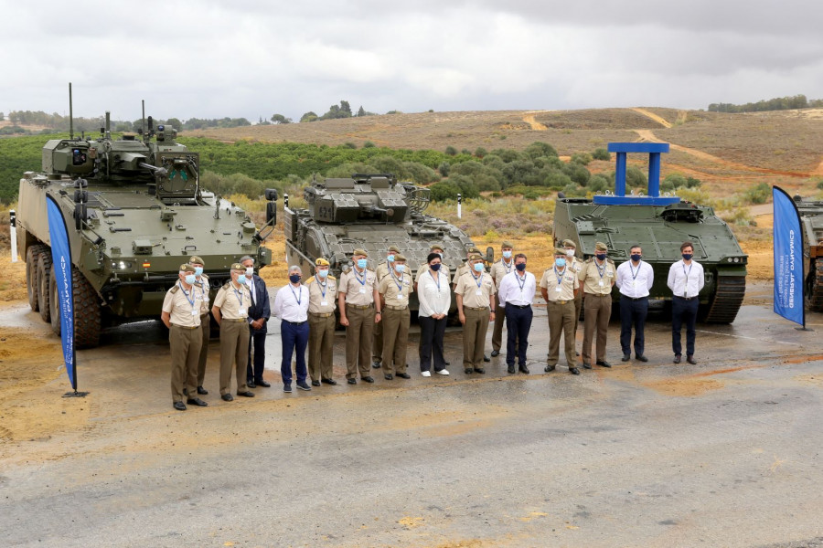 Miembros del Consejo Superior del Ejército junto a personal de GDEL-SBS.Foto: GDELS-Santa Bárbara Sistemas
