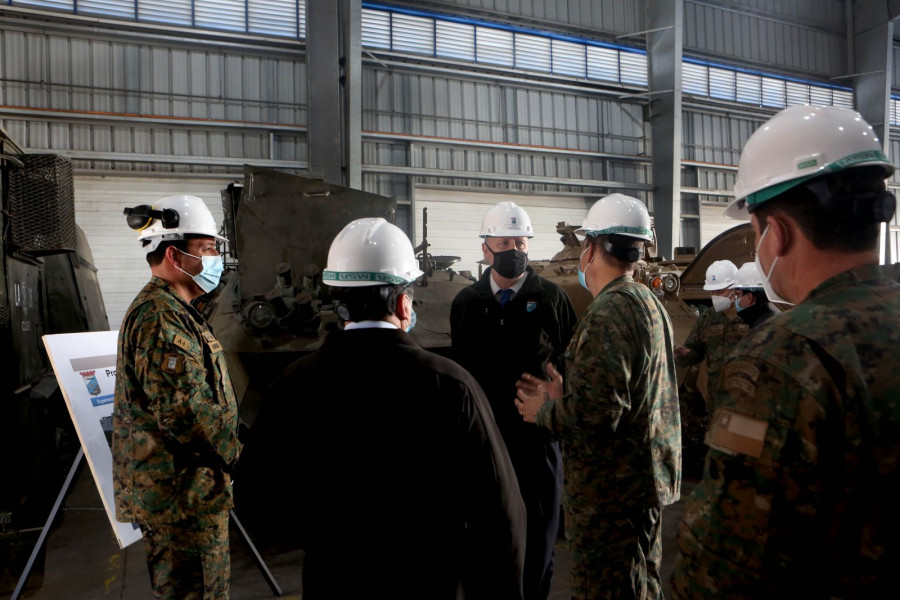 El ministro Prokurica en el Centro de Mantenimiento Industrial. Foto: Ministerio de Defensa de Chile