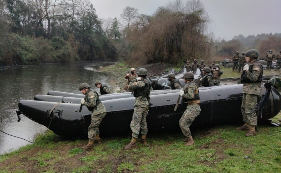 Instrucción de efectivos con el puente flotante M4T6. Foto:  Ejército de Chile