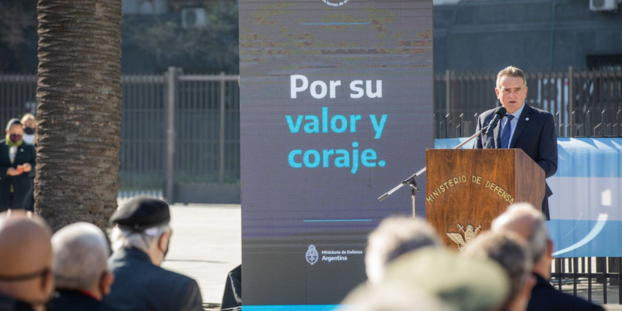 El ministro Rossi durante el homenaje a los veteranos de Malvinas. Foto: Ministerio de Defensa.