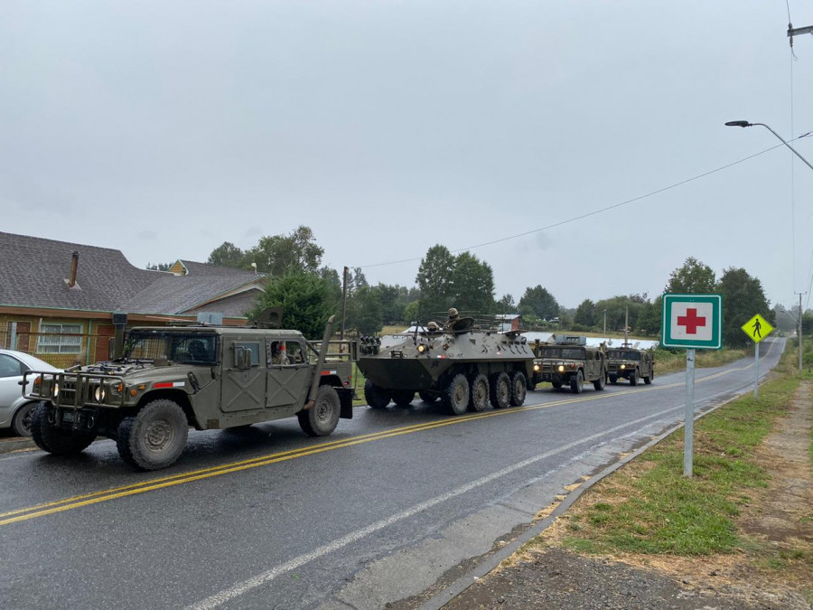 Carro Piraña 8x8 y vehículos HMMWV en labores de cumplimiento de medidas sanitarias en la JDN Araucanía. Foto: Ejército de Chile