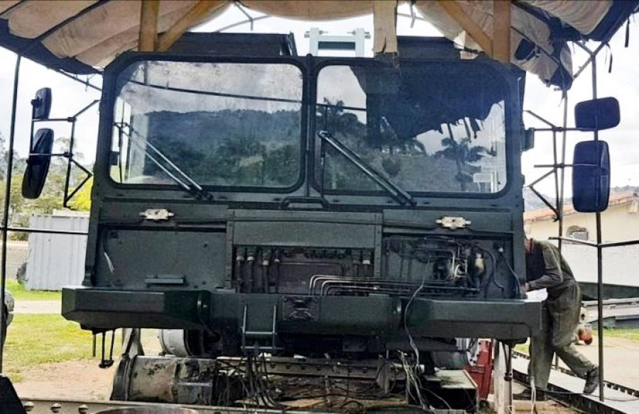 Trabajos en la cabina de un vehículo del sistema Leguan. Foto:  61ª Brigada de Ingenieros