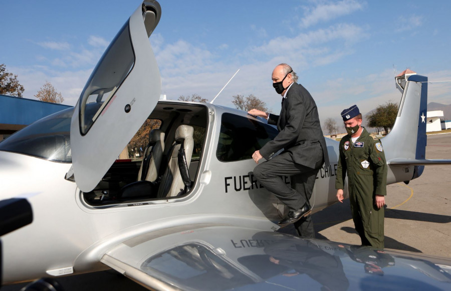 El ministro Prokurica junto a un Cirrus SR22T de la FACh. Foto: Ministerio de Defensa