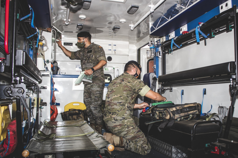 Revisión de los equipos médicos de una ambulancia militar. Foto: Ejército