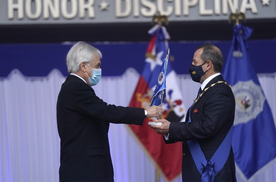 El presidente Piñera entrega el gallardete de mando al nuevo director de la PDI. Foto: Presidencia de Chile