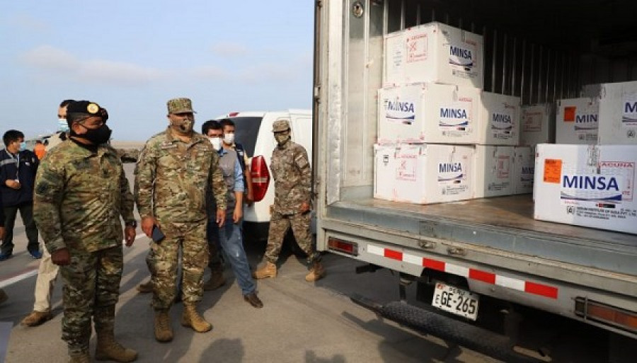 El general César Astudillo Salcedo I supervisa la distribución de vacunas contra el Covid-19. Foto: Comando Conjunto