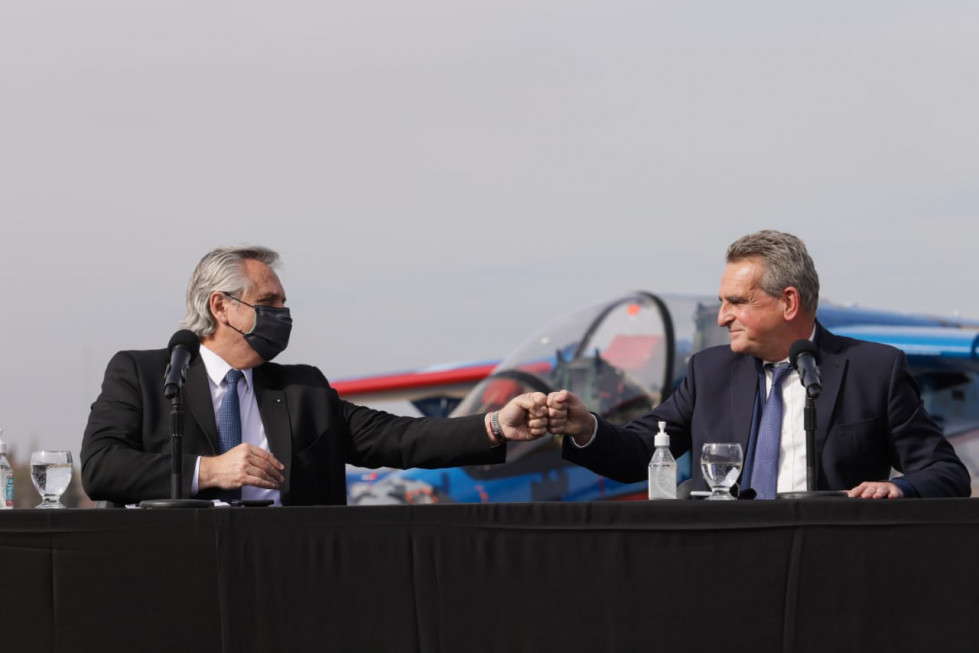 El presidente Alberto Fernández junto al ministro Agustín Rossi. Foto: Ministerio de Defensa.