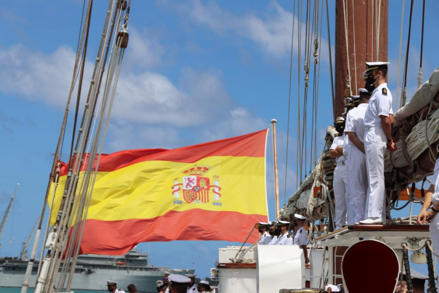 Formación de guardamarinas a la llegada al puerto de Guam. Foto: Armada