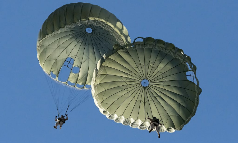 Ejercicio de salto en paracaídas en Ablitas Navarra. Foto: Ejército del Aire