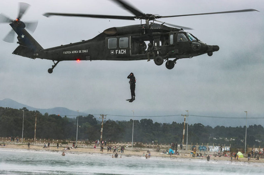 Los cadetes presenciaron un ejercicio donde se empleó un helicóptero Black Hawk. Foto: FACh