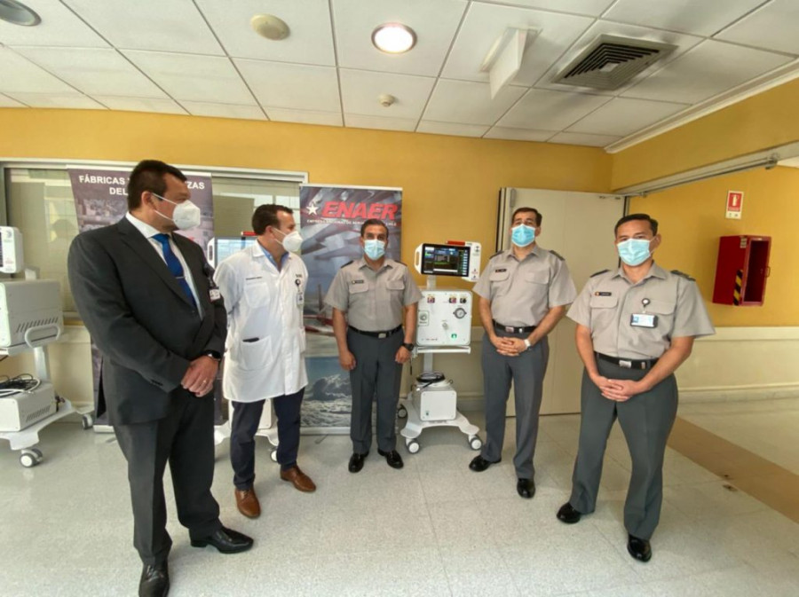 Entrega de los ventiladores mecánicos Neyün al HMS. Foto: Famae