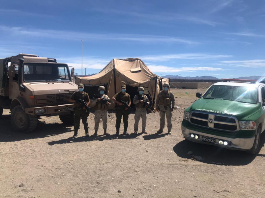 Personal del Ejército y de Carabineros en uno de los nuevos puestos de control en la frontera con Bolivia. Foto: Carabineros de Chile