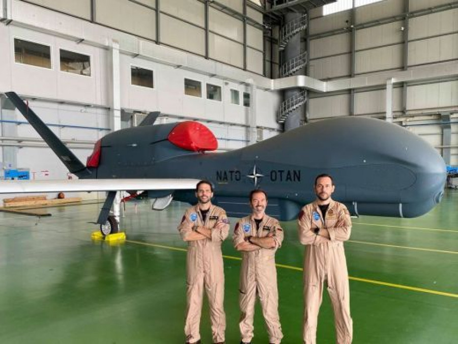 Tres militares españoles frente a un Global Hawk. Foto: OTAN.