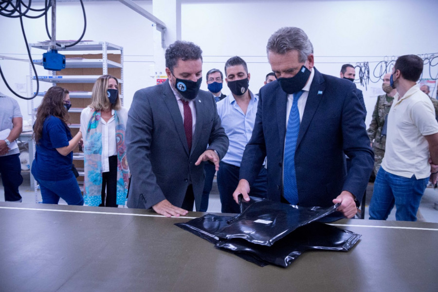 El ministro Rossi visita la planta de FMSE. Foto: Ministerio de Defensa de Argentina