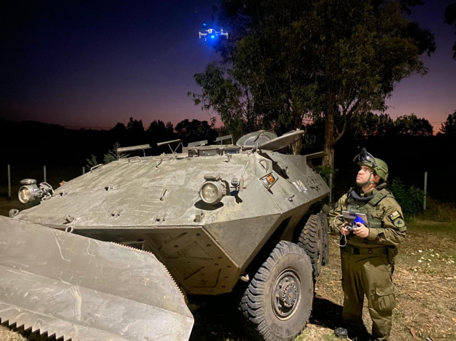 Un funcionario de la Prefectura COP opera un dron DJI junto a un TPB Mowag Famae 6x6 Piraña. Foto: Carabineros de Chile