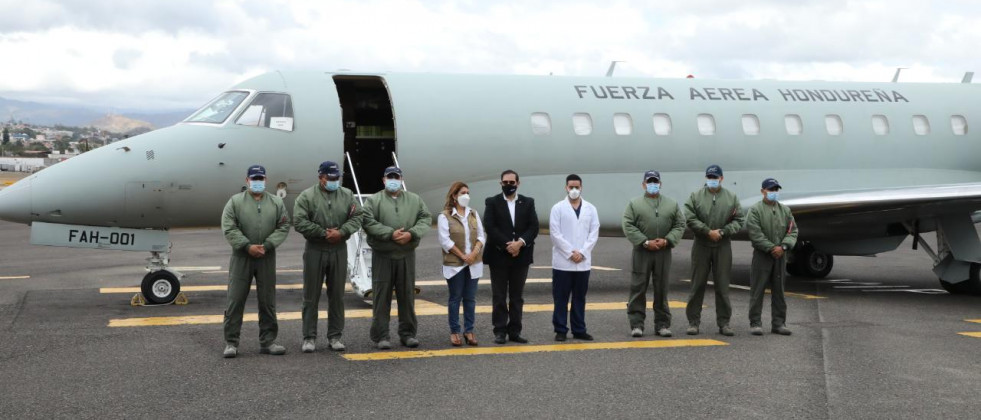 Tripulación del avión hondureño que transportó las vacunas desde Israel. Foto: Cancillería de Honduras