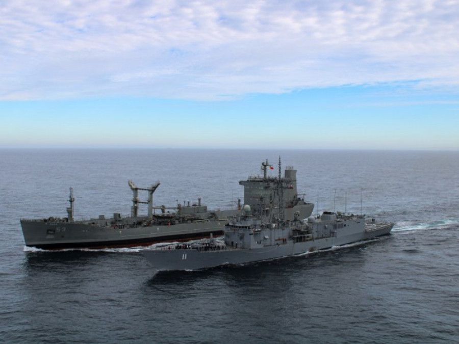 Ejercicio de reaprovisionamiento en el mar entre el petrolero AO-53 Araucano y la fragata FFG-11 Capitán Prat. Foto: Armada de Chile