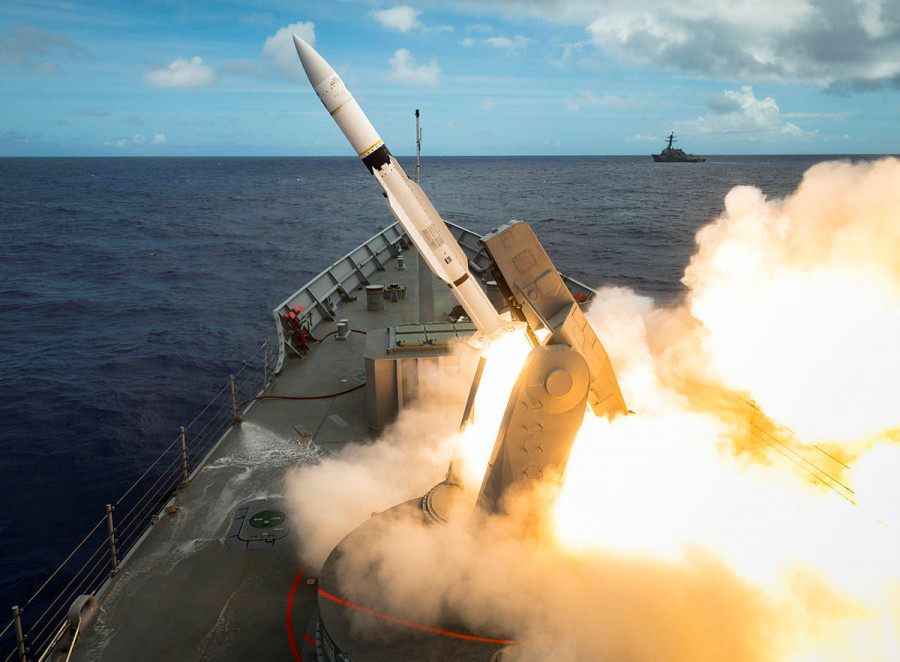 Disparo de misil SM-2 MR Block IIIA desde una fragata clase Adelaide en ejercicio Rimpac 2018. Foto: RAN