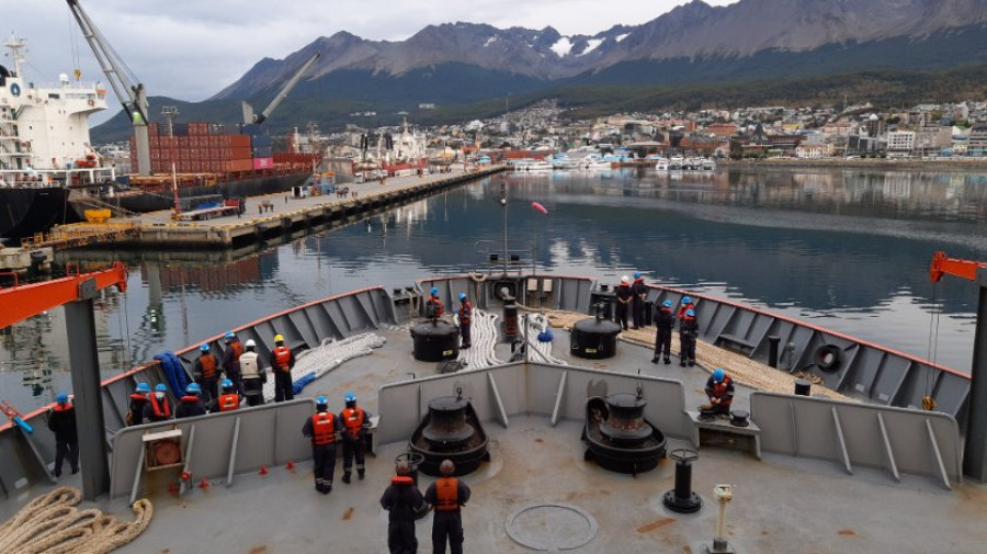 El rompehielo ARA Almirante Irizar a su arribo al puerto de Ushuaia. Foto: Cocoantar