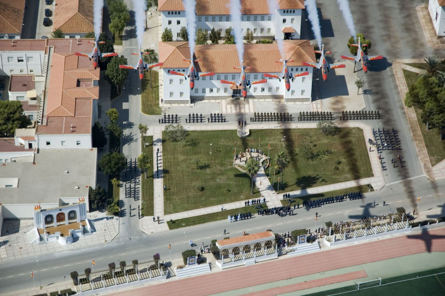 Vista aérea de una pasada de la Patrulla Águila sobre la base de San Javier. Foto: Ejército del Aire